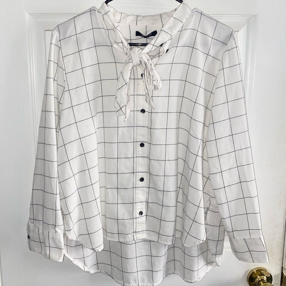 Button up white and black blouse